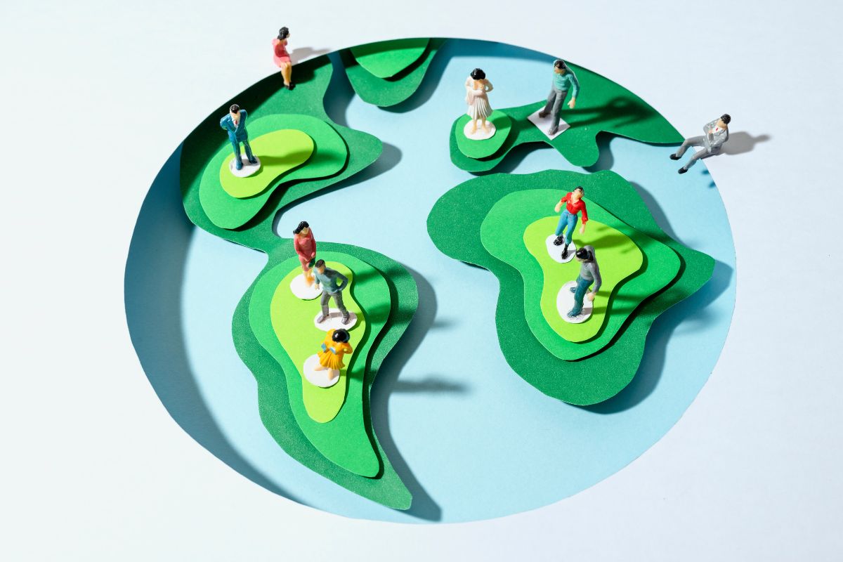 globo-terraqueo-estilo-papel-con-siluetas