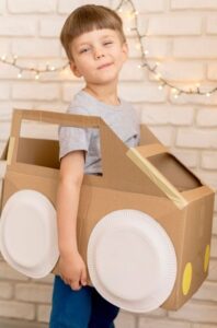 coche de cartón reciclado para niños