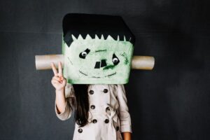 muchacha-en-la-mascara-de-frankenstein-que-gesticula-paz