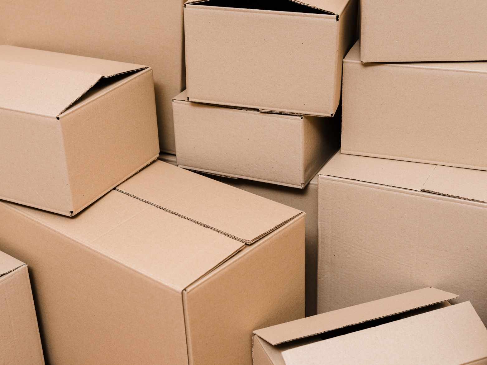 tipos de cajas de cartón apiladas