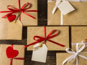 cajas de cartón con detalles de lazos y corazones rojos y blancos.