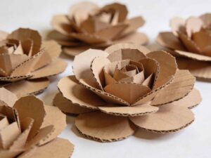 flores hechas de cartón