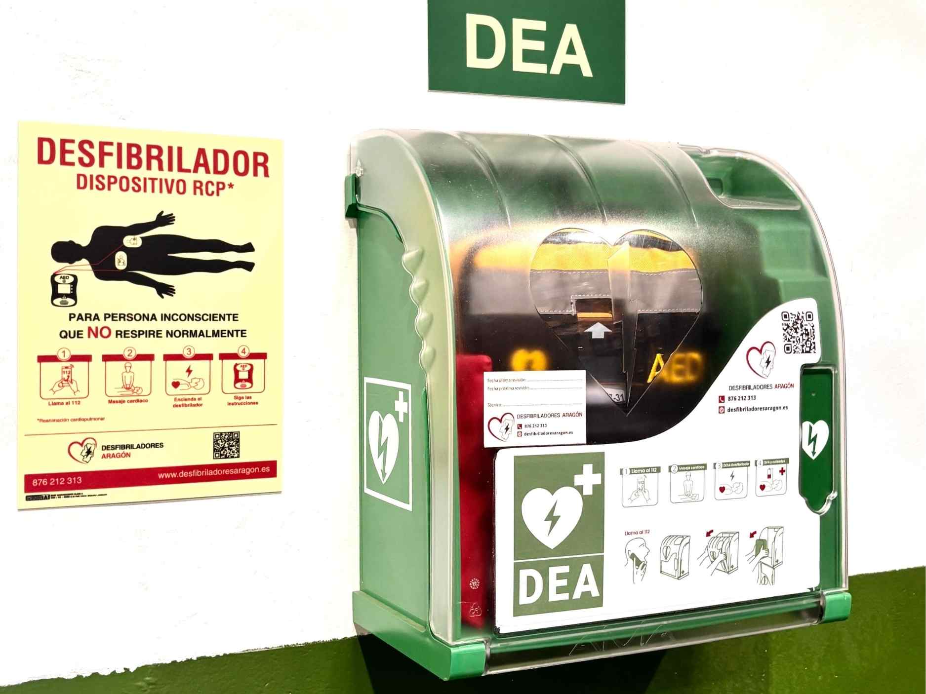 desfibrilador en la pared de la fábrica Barco junto a cartel de uso