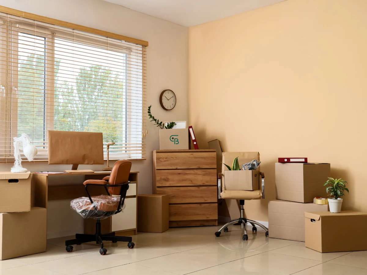 habitación con muebles embalados para mudanza